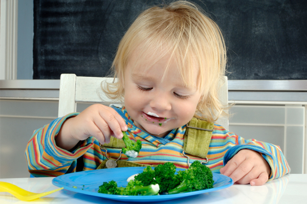 讓孩子自己吃喝　智能發展較成熟