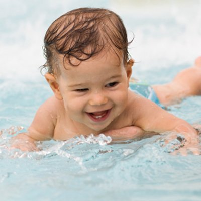 嬰兒游泳能鍛煉寶寶腦部神經系統