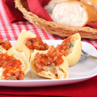 Stuffed pasta shells with bolognaise