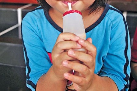港糖尿童10年激增12倍  乳酸飲品勁甜 一支如食11粒糖