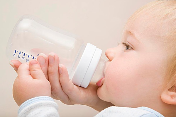 兩代教養迷思：寶寶需要喝葡萄糖水嗎？